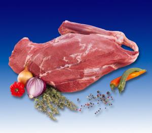 Frische Wildschweinkeule mit Knochen